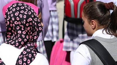 Kuzey Kıbrıs Türk Cumhuriyeti'nde lise ve ortaokullarda başörtüsü serbest bırakıldı