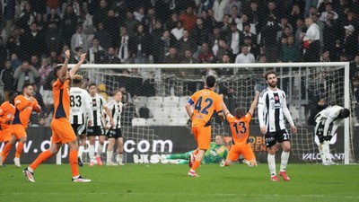 Yusuf Sarı Dolmabahçe'de şov yaptı, Beşiktaş Başakşehir'e takıldı (Beşiktaş 0 - 2 Başakşehir | Maçın özeti)