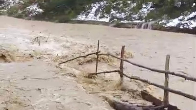 Bartın yoğun kar yağışına teslim! Dere taştı köprü yıkıldı