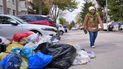 CHP'li Çankaya çöp yığınlarıyla boğuşuyor! İşçiler eylemde, sokaklar çöp dağlarına teslim