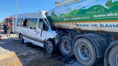Tur minibüsü sulama tankerine çarptı, kazada 6 turist yaralandı