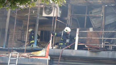 Antalya’da yürek burkan yangın! Market alevlere teslim oldu! Kurtulan anne-oğul gözyaşlarına boğuldu