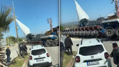 Çanakkale Umurbey’de tır kazası: Rüzgar gülü kanadı fabrika çatısına çöktü