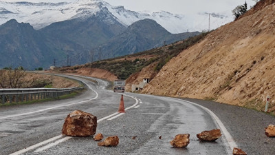 Siirt’te yamaçtan kopan kaya parçaları yola düştü! Facianın eşiğinden dönüldü