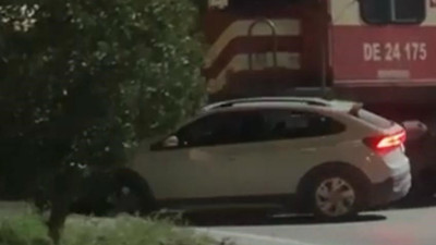 İzmir’de hemzemin geçitte tren-otomobil çarpışması! Maddi hasar oluştu