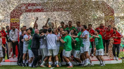 Bursaspor'un şampiyonluk kutlamasına rekor katılım: Kupayı kaldırdılar