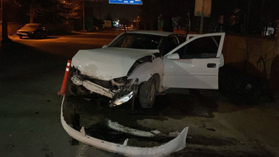 Kontrolden çıkan otomobil beton duvara çarptı! 1 kişi yaralandı