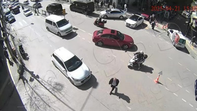Amasya’da kavşakta kaza! Yayaya çarpan otomobil kamerada