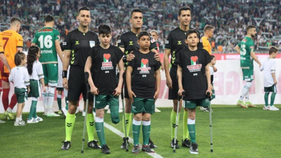 Konyaspor - Galatasaray maçına dakikalar kala beklenmedik gelişme: Hakem hastaneye kaldırıldı!