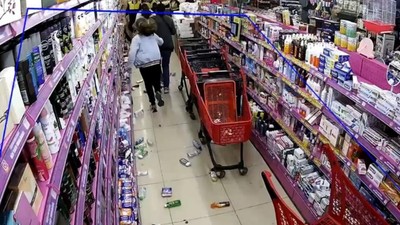 İstanbul’da 6.2’lik deprem böyle görüntülendi: Züccaciye dükkanında panik anları kamerada!