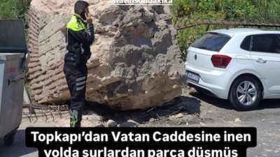 Tarihi surlar depremin şiddetine dayanamadı! Yola parça düştü