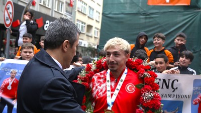 Avrupa şampiyonu milli halterci Yusuf Fehmi Genç, Ordu'da mehter takımıyla karşılandı