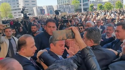 Özgür Özel'e çirkin saldırı sonrası AK Parti'den ilk tepki! Ömer Çelik: Lanetliyoruz, saldırgan hesap verecek!