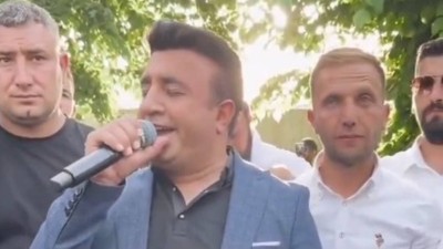 Sırrı Süreyya Önder'e ağıt... Siirtli sanatçı düğünü kesip ağıt yaktı