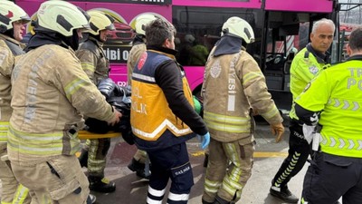 Beylikdüzü'nde iki metrobüs çarpıştı: 1 ölü, 20 yaralı! Acı haberi Valilik duyurdu
