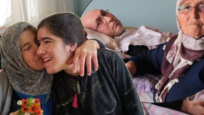 Ömrünü yatalak ve engelli çocuklarına adayan cennet anneler... Kayseri'den iki anne, iki insan manzarası