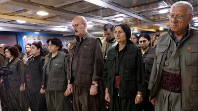 50 yıllık terör devri kapandı! PKK 4 aşamada tasfiye edilecek... Tarihi fesih kararı gazete manşetlerinde!