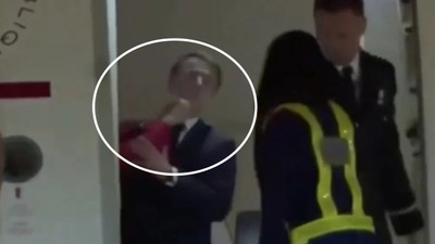 Fransa Cumhurbaşkanı Macron eşinden tokat yedi! Kameralar önünde aile krizi patladı...