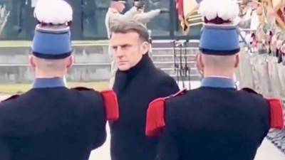 Eşinden tokat yiyen Macron karizmayı kurtarmaya çalışıyor! ‘Sert adam’ rolleri alay konusu oldu