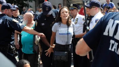 Chuck Schumer'e imza gününde protesto: Ellerinde hep Filistinlilerin kanı olacak