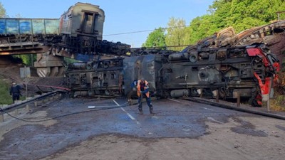 Rusya'da yolcu treninin üzerine köprü çöktü: 7 ölü, 66 yaralı