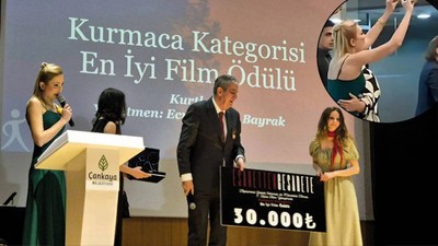 TRT spikeri Oya Eren'den yönetmen Ecre Begüm Bayrak'a bozkurt işaretli tepki! "Vatansız teröristler"