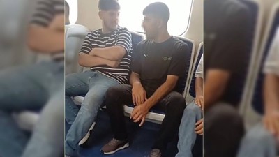 Ar damarı çatlamış! İZBAN'da sigara içen şahıs pes dedirtti