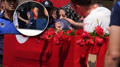 Ferdi Zeyrek'in annesi oğlunun tabutuna sarılırken fenalaştı... Cenaze töreninde yürek burkan anlar