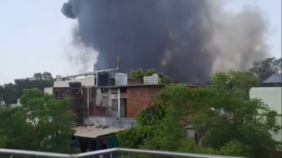 Hindistan'da uçak düştü! İçinde en az 242 kişi vardı... İşte kaza yerinden ilk görüntüler!