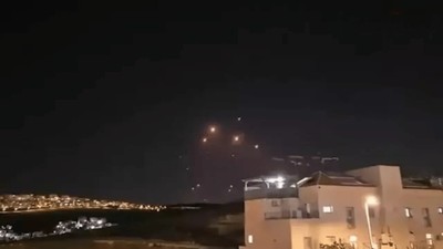 İsrail'de dehşet görüntüsü: Kayda aldığı füzeler tepesinde patladı!