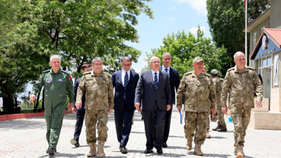 Bakan Güler ve komutanlar İran sınırında: Güvenlik tedbirleri artırıldı, Türk ordusu alarm durumunda