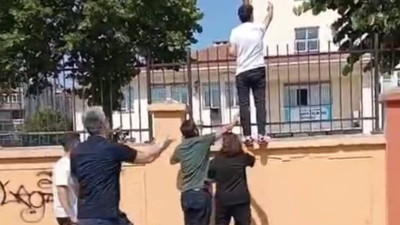 Kızı sınava geç kalınca duvara çıkıp görevliye seslenen babaya veliler tepki gösterdi