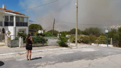 Çeşme'de yangın büyüdü, yazlık evler tahliye edildi, 5 uçak ve 18 helikopterle müdahale sürüyor