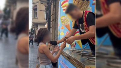 Külah oyunu bahane kadın turisti taciz şahane! Tepki çeken görüntü sonrası dondurmacı mühürlendi
