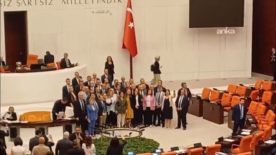 Meclis karıştı! CHP milletvekilleri kürsü işgaliyle oturumu durdurdu