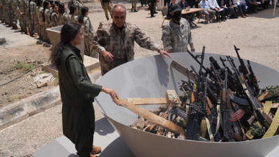 PKK'nın sözde lideri Bese Hozat silahını yaktı: Tarihi tören görüntülerinde dikkat çeken detay