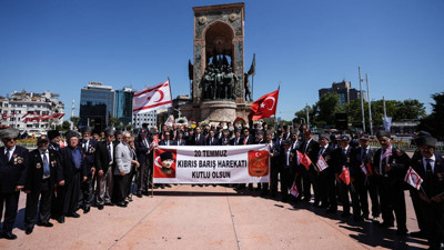 1974 Barış Harekatı'nın 51. yıl dönümünde Kıbrıs Gazileri Taksim'de esas duruşta selam verdi