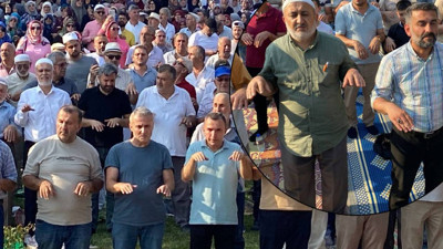 Karabük'te seccadesini, şemsiyesini alan vatandaş yağmur duasına koştu