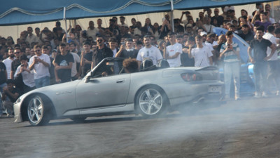 Burada drift yapmak serbest!  Sivas’ta gençler için drift pisti açıldı: İlk gösteride araç alev aldı