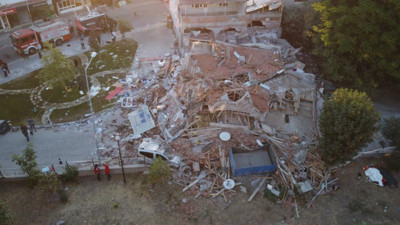 6,1’lik Balıkesir depreminde yıkım ve acı! Gün aydınlandı, hasar ortaya çıktı! Enkaz havadan böyle görüntülendi