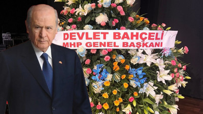 Devlet Bahçeli’den AK Parti'nin kuruluş yıl dönümünde anlamlı jest! 1071 kırmızı gül, 24 mavi gül ve orkide...