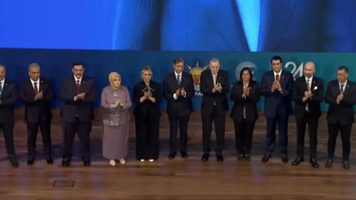 Cumhurbaşkanı Erdoğan rozetleri taktı... İşte Özlem Çerçioğlu ile beraber AK Parti'ye katılan 9 belediye başkanı...