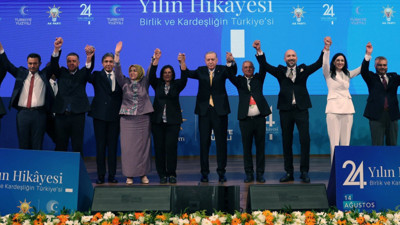 Cumhurbaşkanı Erdoğan rozetleri taktı... İşte Özlem Çerçioğlu ile beraber AK Parti'ye katılan 9 belediye başkanı...