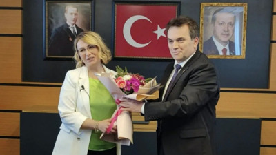 CHP'deyken sadece Atatürk asılıydı... AK Parti’ye geçen Yasemin Fazlaca’dan dikkat çeken hamle: Makamına Erdoğan portresini astı!