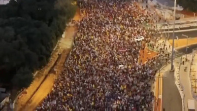 Gazze'ye yönelik saldırılar dursun diyen binlerce İsrailli, Tel Aviv'de sokağa çıktı
