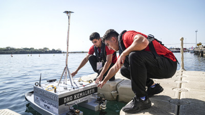 “TEKNOFEST Mavi Vatan” coşkusu: Genç mucitler sahnede, ödülleri Selçuk Bayraktar verdi!