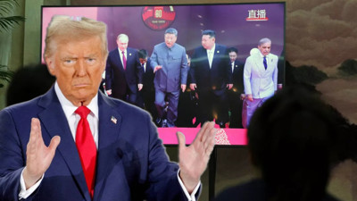 Çin şovunu yaptı... Üçlü ittifak ABD’ye meydan okuyor! Trump'tan dünya gündemine oturan kareye tepki: ABD'ye karşı komplo!