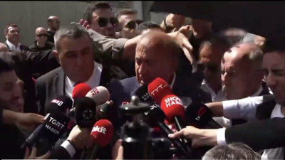 Gürsel Tekin’e CHP il binası önünde su şişesi fırlatıldı! 