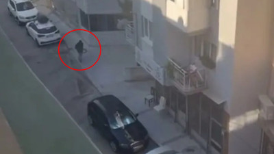 İzmir'deki karakol saldırısının ilk görüntüsü ortaya çıktı!16 yaşındaki cani kurşun sıka sıka gelmiş