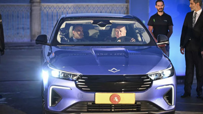 Cumhurbaşkanı Erdoğan’a Togg’un yeni modeli T10F hediye edildi! Test sürüşü yaptı